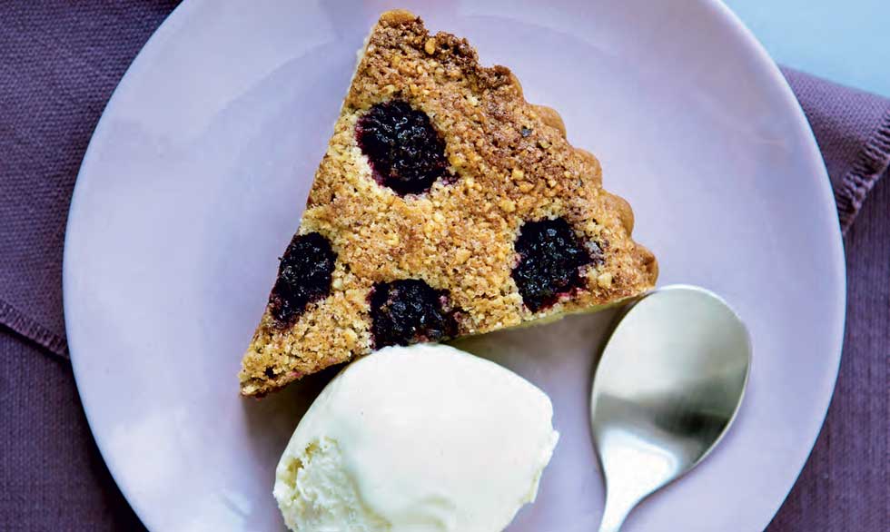 Hvad er frangipane, tænker du måske? Det er den lækreste nødde- eller mandelmasse, som du kan komme i tærter og kager. Brombær-frangipane med chokolade og vaniljeis