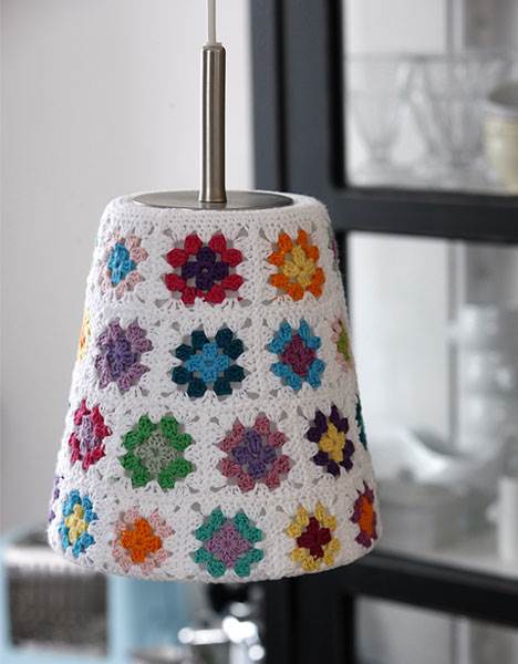 Hæklet lampe med oldemorfirkanter fra Hendes Verden