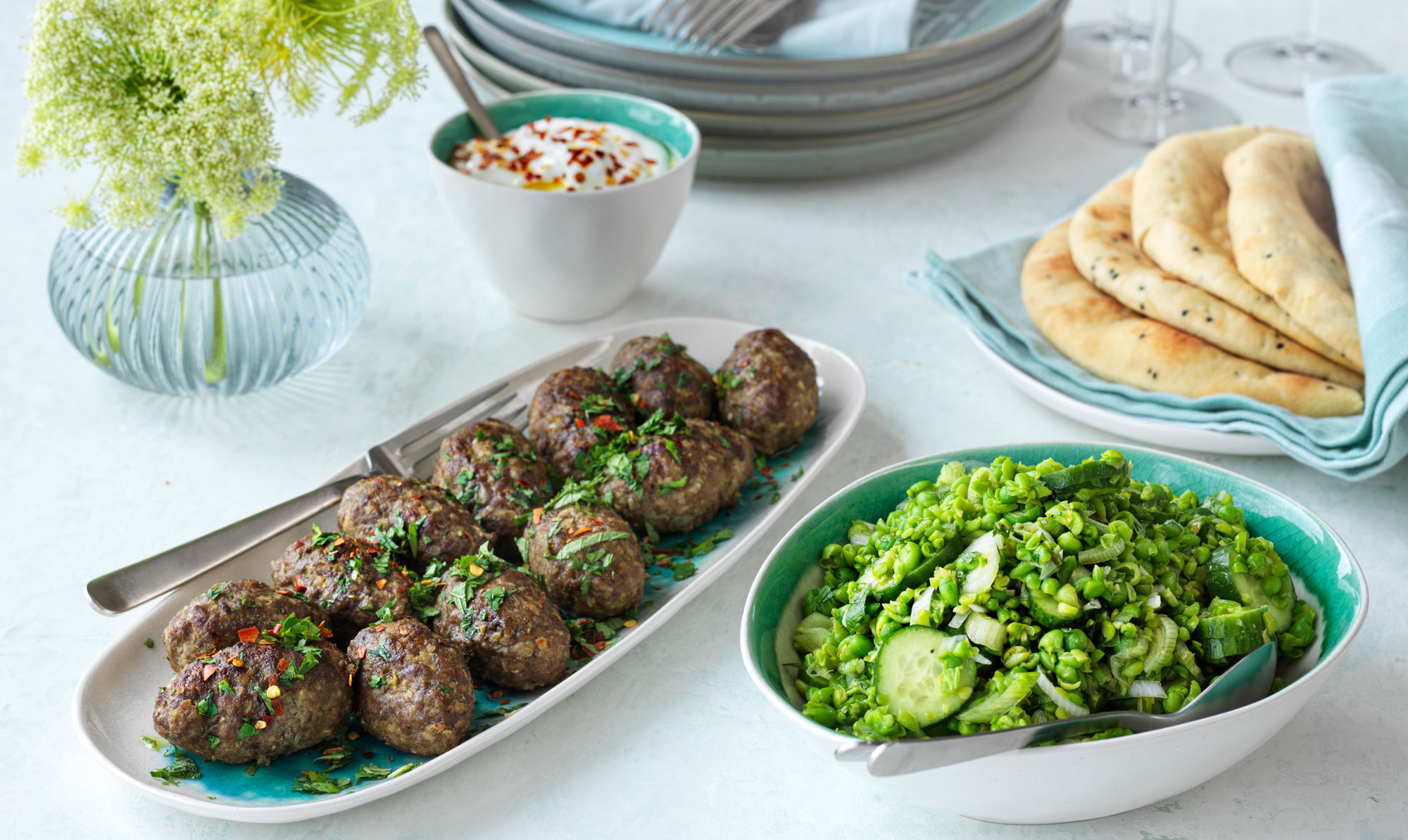 Smagfuld og sommerlig middag! Krydrede frikadeller med ærte-myntesalat