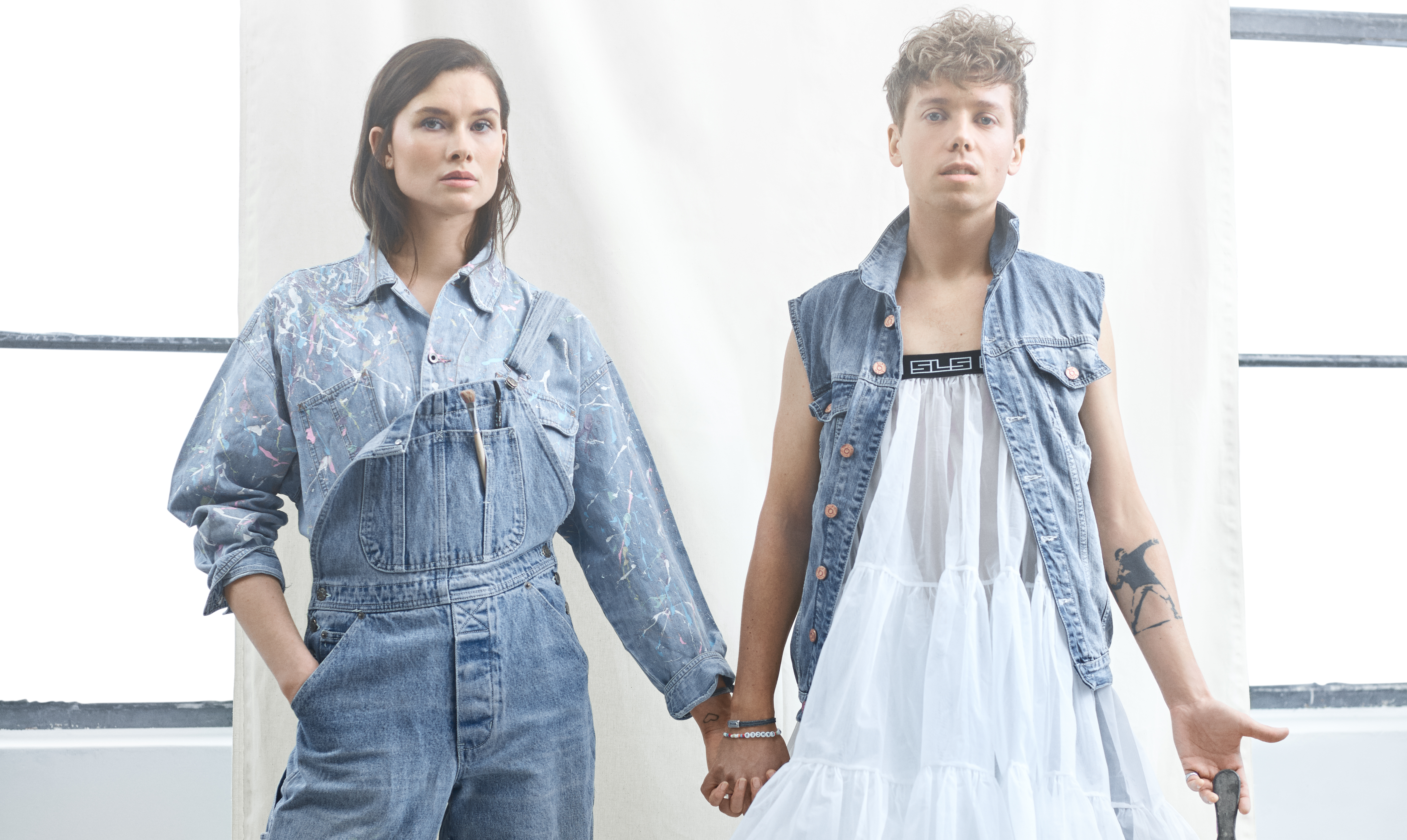 Sangeren Mads Langer og hans kone Julie Lillelund er også blandt de toneangivende danskere, der fremviser Søren Le Schmidts upcycle-kollektion i "Genbrugsmode". Mads Langer og Julie Lillelund i Genbrugsmode