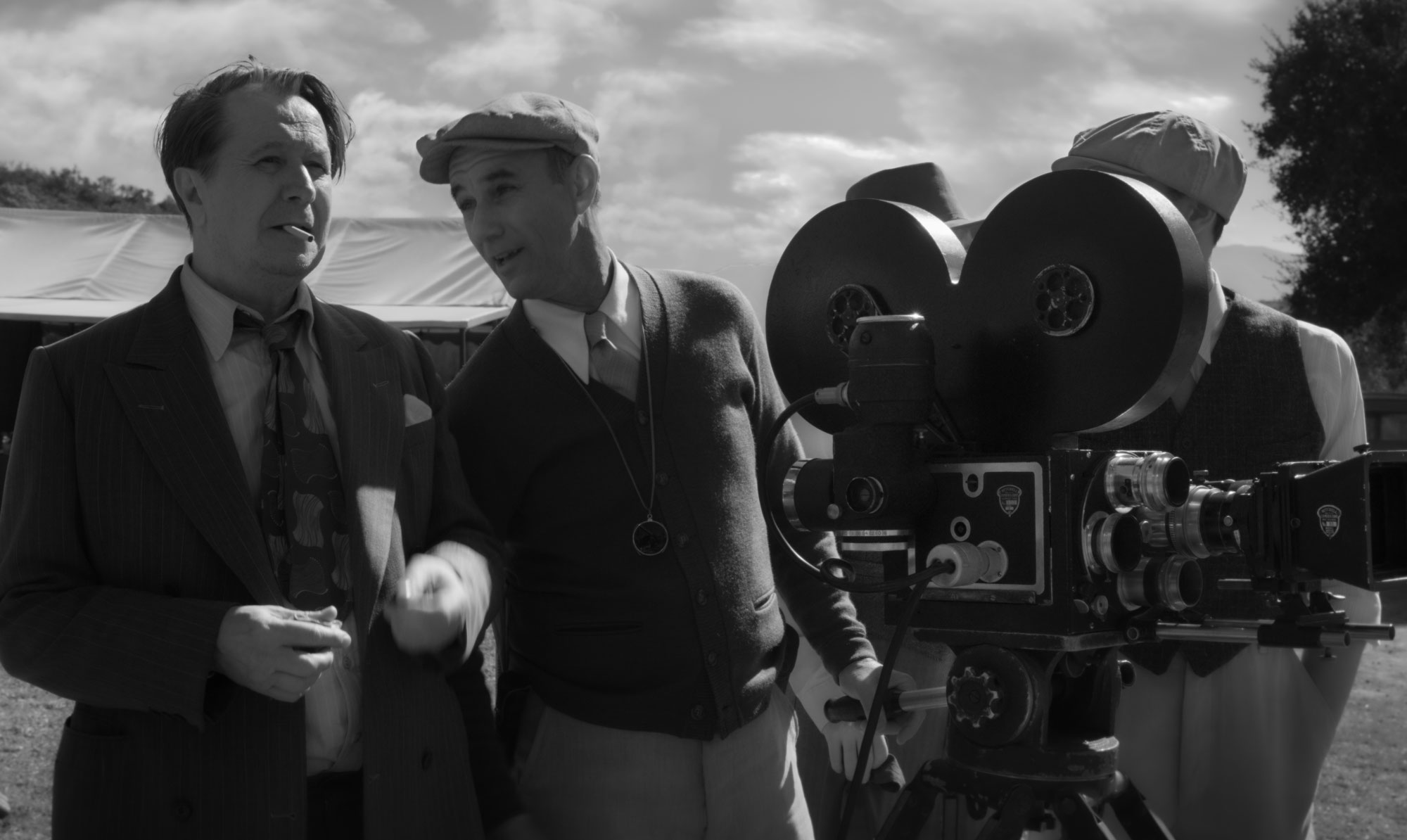 Gary Oldman som Herman Mankiewicz og Jamie McShane som Shelly Metcalf i filmen 'Mank'. Streaming-guide: Fem film, der omfavner filmverden