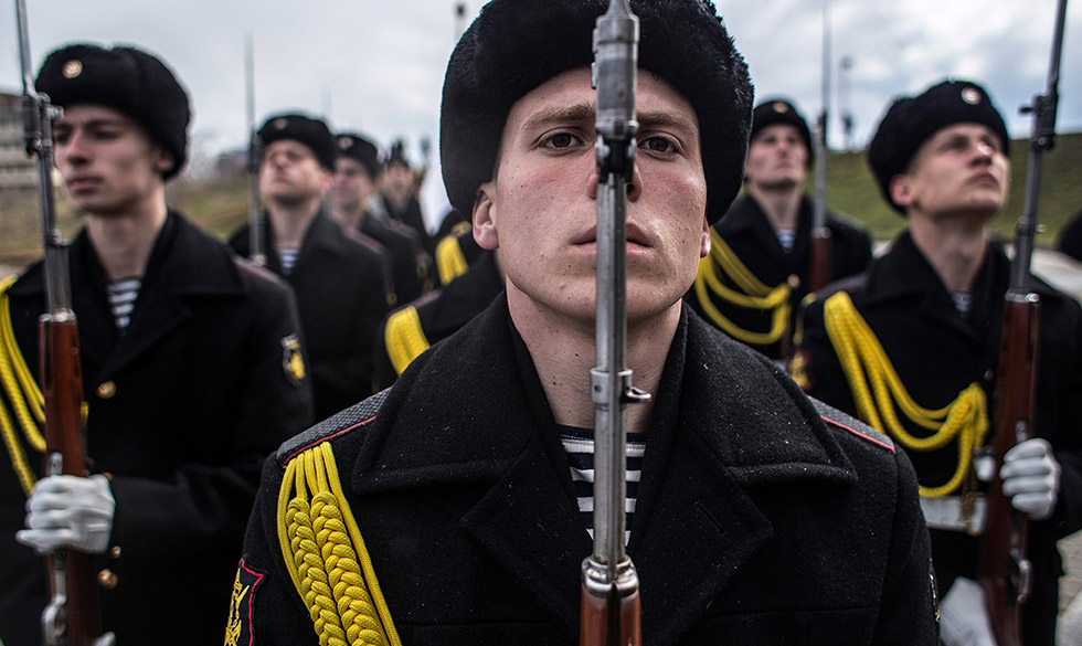 Soldater markerer annekteringen af Krim. Russiske soldater