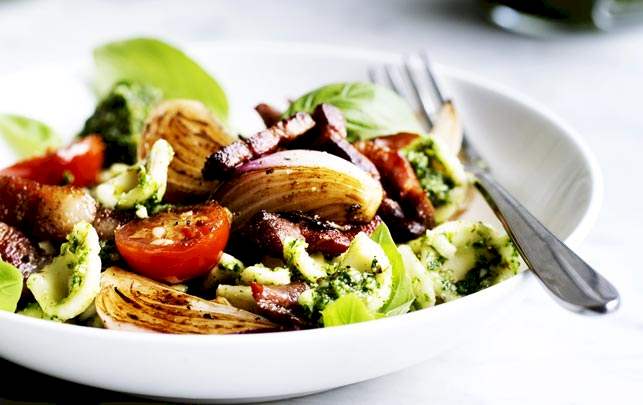 Skøn pastaret med hjemmelavet pesto, løg og små tomater. Pasta med pesto, løg og små tomater