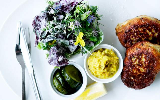 Fiskefrikadeller med agurkesalat Opskrift på fiskefrikadeller med agurkesalat