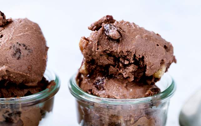Chokoladeis med tofu og romsyltede rosiner Chokoladeis med tofu og romsyltede rosiner