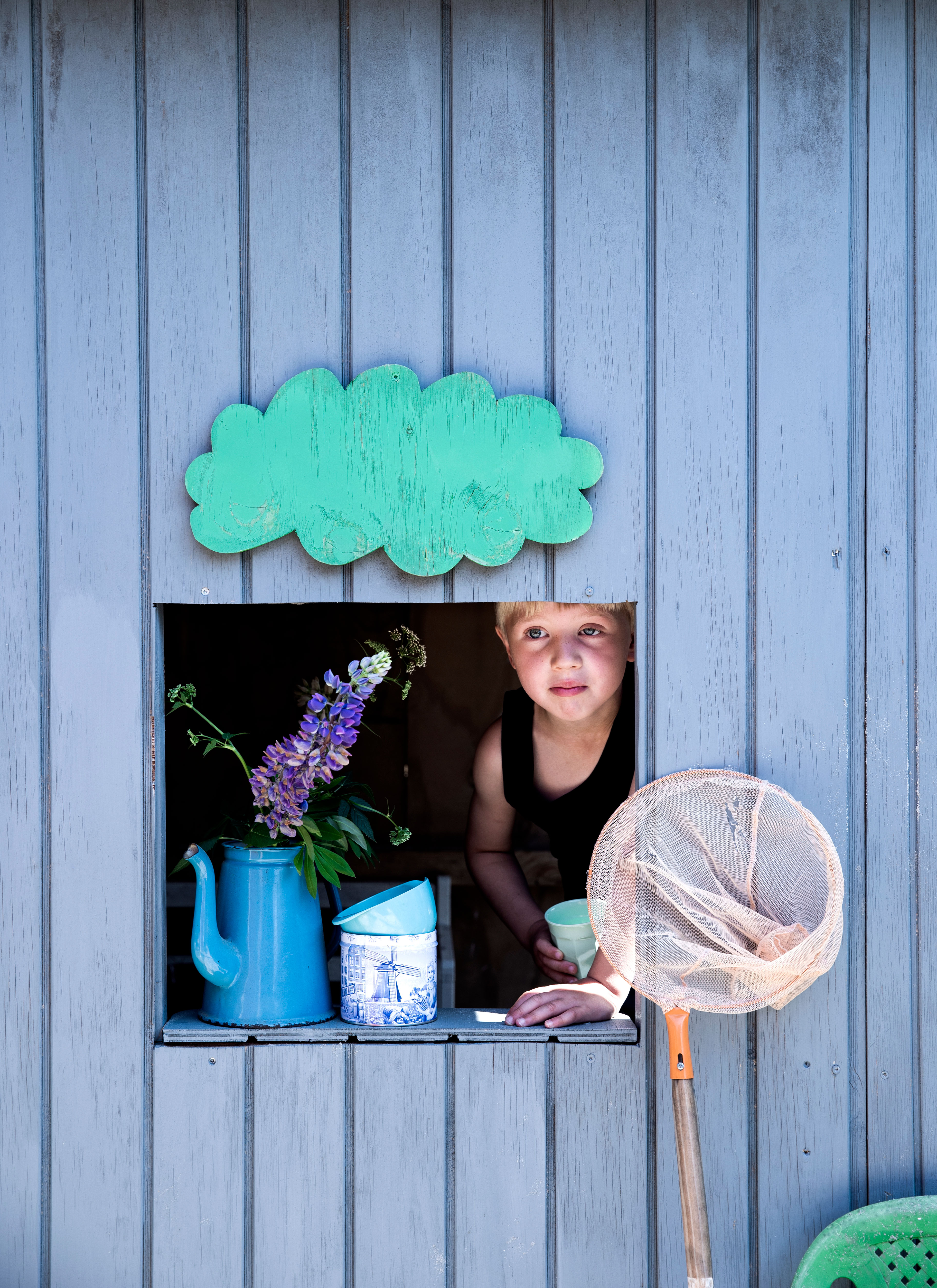 Huset har en enkelt vinduesåbning og en indgang. Herdis har bevidst fravalgt vinduer og døre, der kan åbnes og lukkes, for at undgå at børnene får fingrene i klemme. Skyen er tegnet op på krydsfinér, skåret ud med en stiksav og spraymalet.