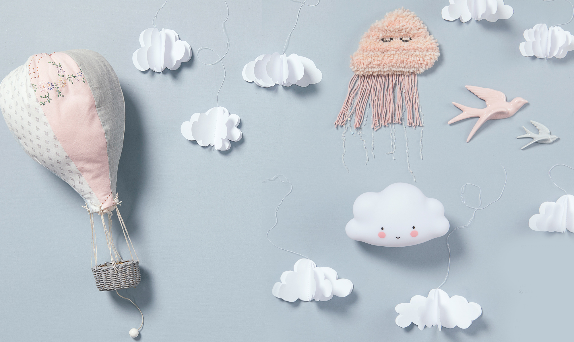 Natlampe-skyen koster 699 kr. hos karrusella.dk, og fuglene koster 400 kr. for et sæt med 4 stk. hos liebeshop.dk Hjemmelavet luftballon uro