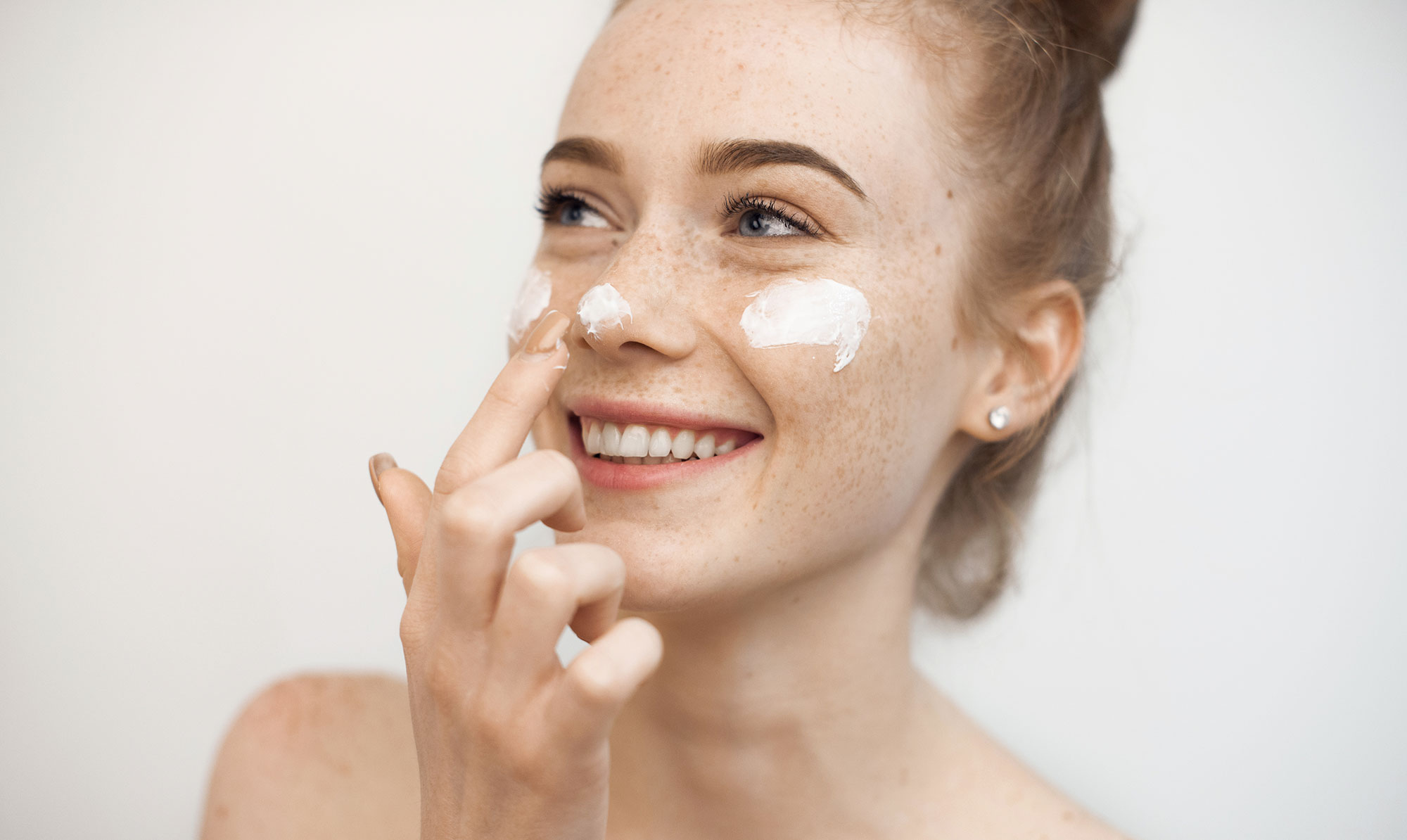 Denne artikel er sponsoreret af: AVIVIR, Beauté Pacifique, House of Brands, mbh Derma Supply, Moesgaard Cosmetics, Skin Comfort & SKØN Skincare. Få flot og glad forårshud