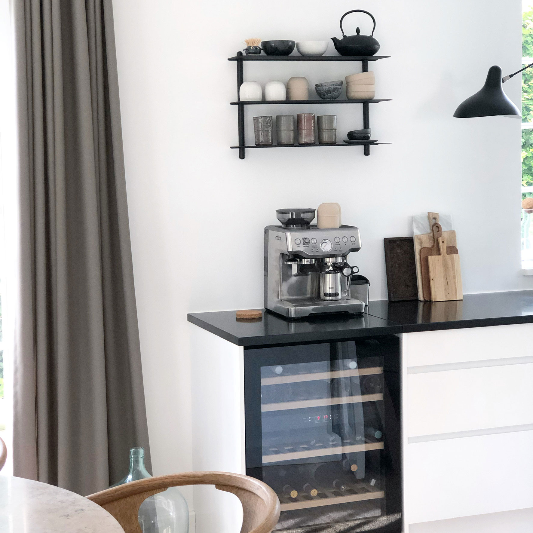 Ekspressomaskine fra Sage Appliances UK og hylde fra Gejst.