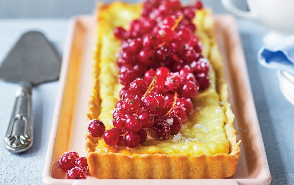 Sommerens smukkeste tærte - en skøn kombination af den søde marcipancreme og de syrlige ribs. Tærte med ribs og marcipan