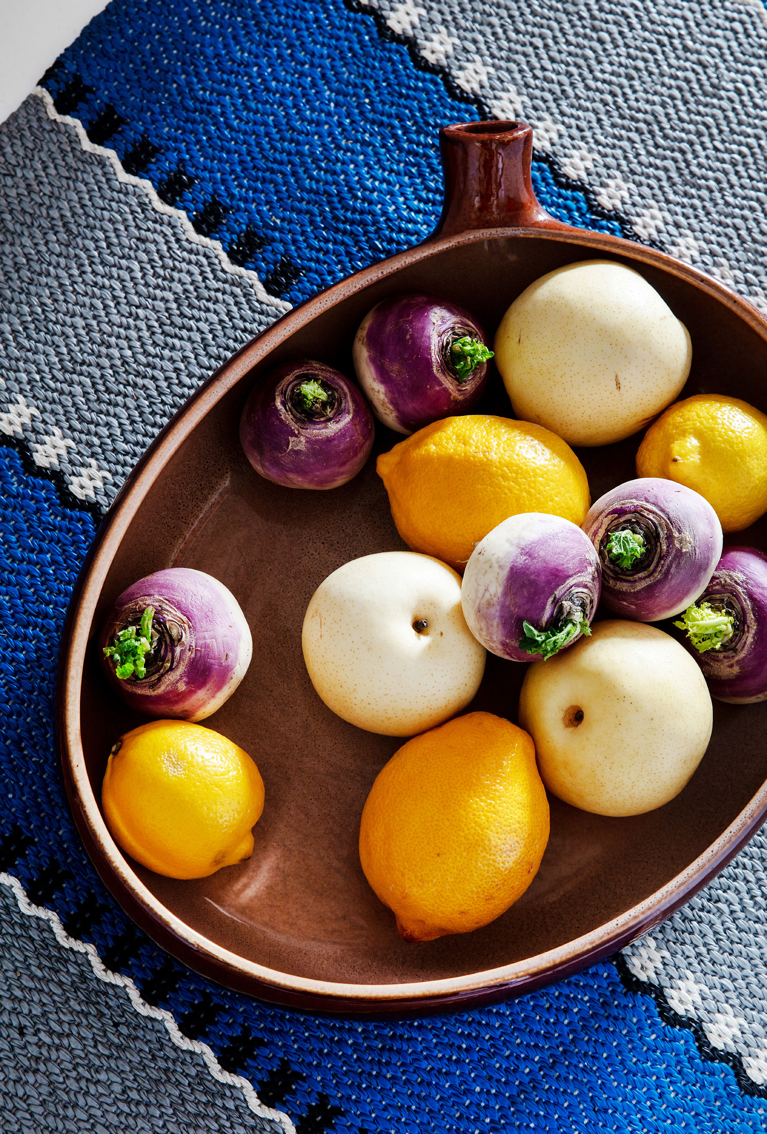 Det brune fad med majroer, citroner og pærer er designet af Ole Jensen for Normann Copenhagen.