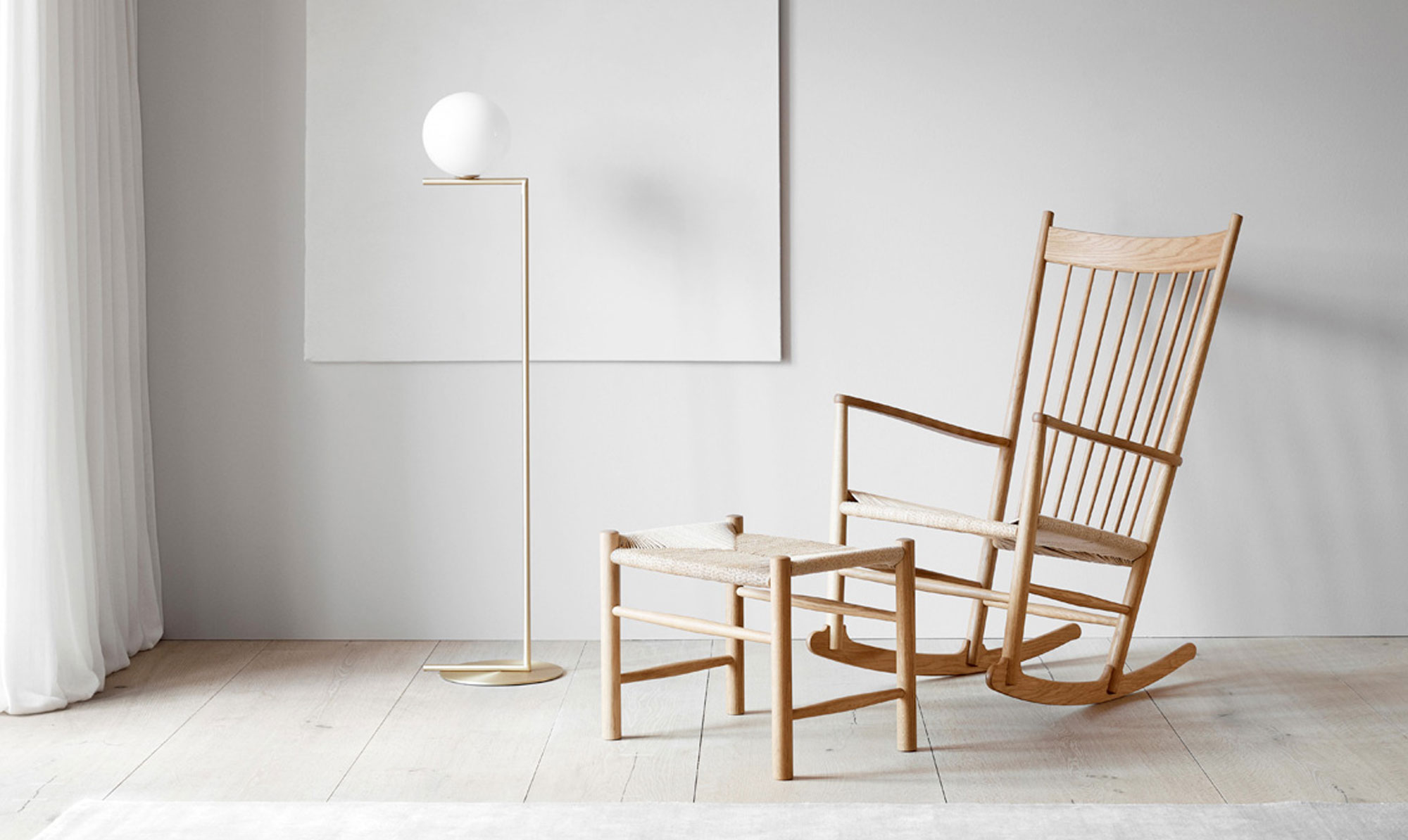 Hans J. Wegner var ekstremt produktiv og tegnede i sin karriere op mod 500 stole. Flaglinestolen Hans J. Wegner