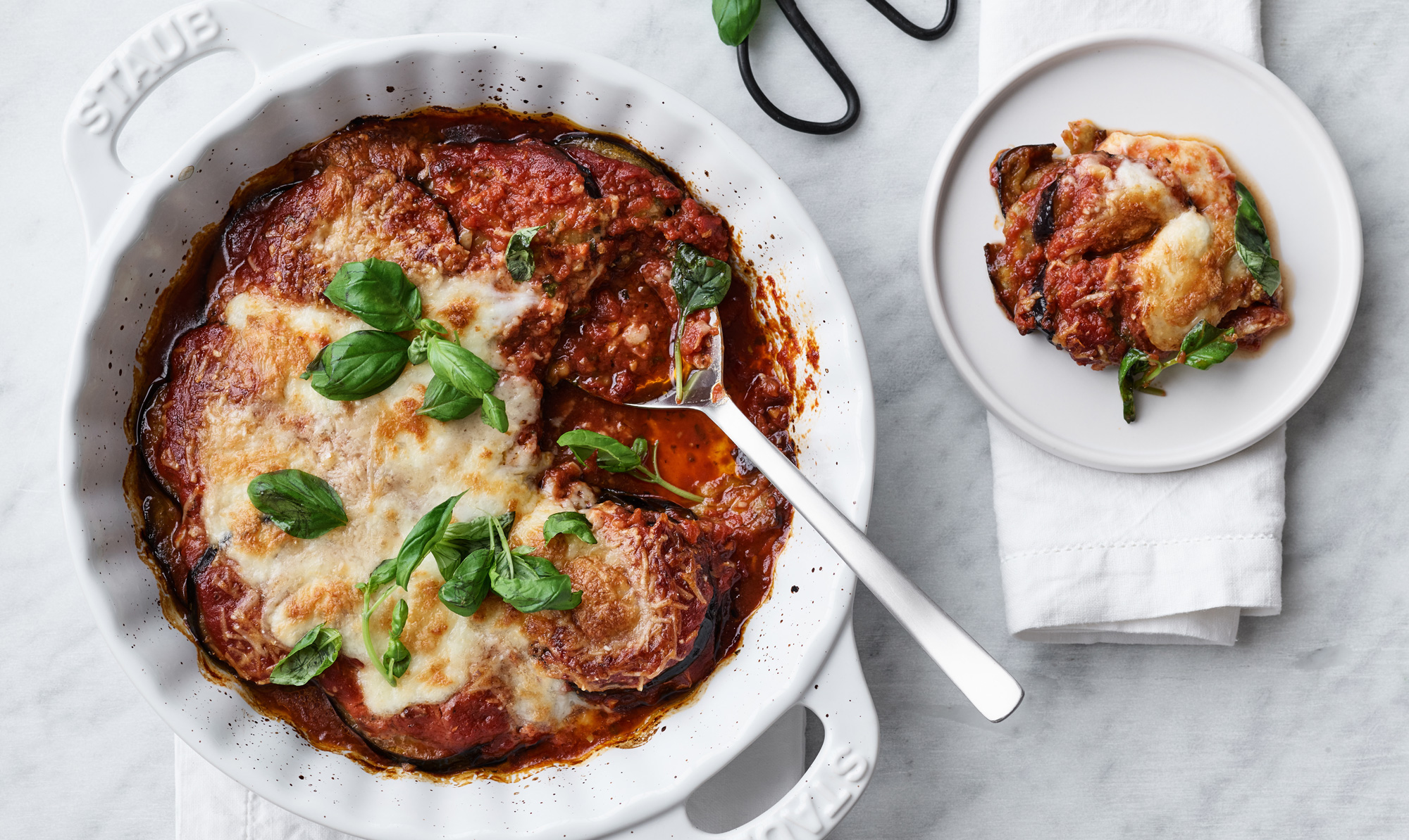 Tip: Du kan lave denne ret i små ovnfaste fade, så I får en lille, portionsanrettet servering... Bagt aubergine i tomatsauce: Melanzane a la Parmigiana