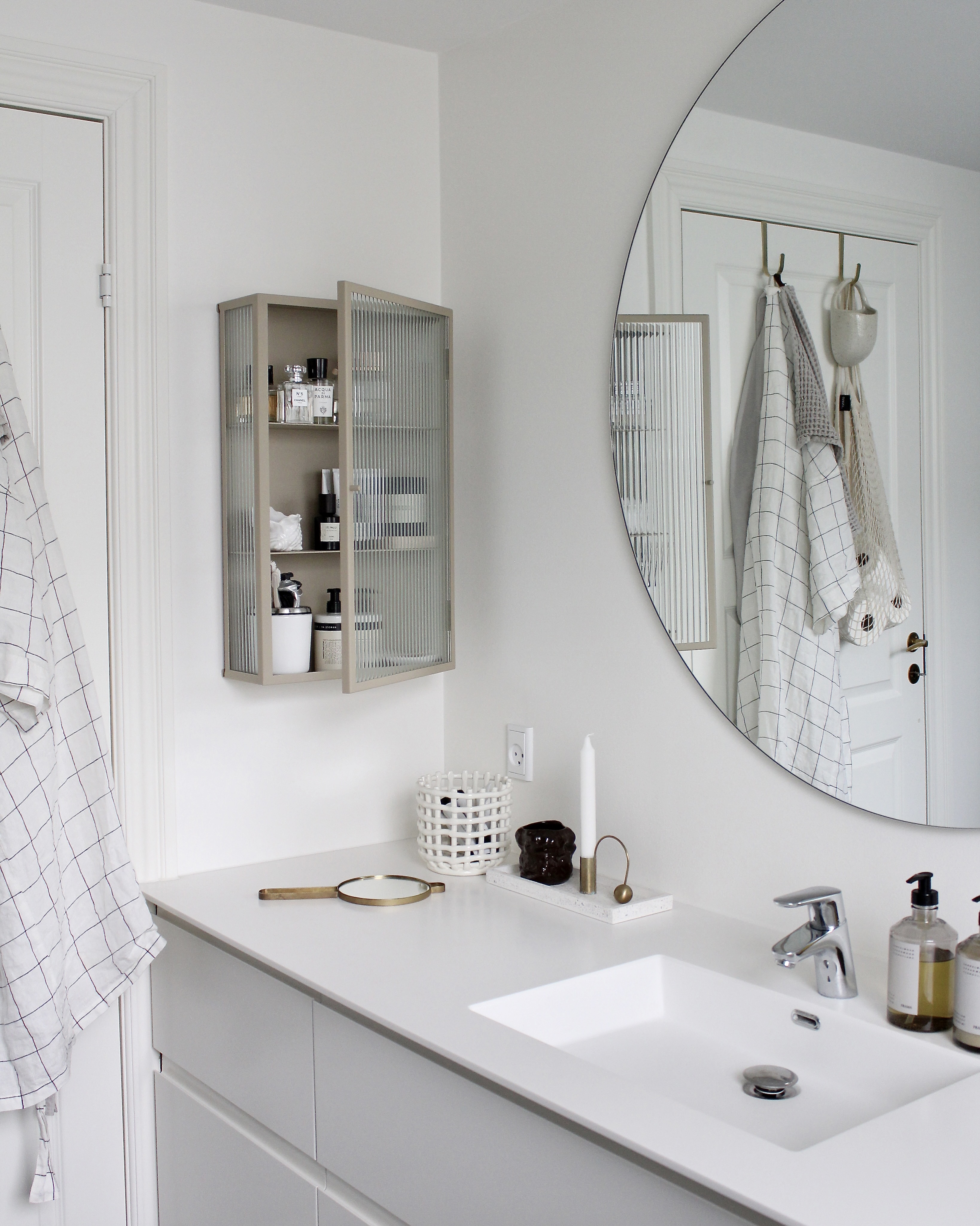 Vitrineskabet er fra Ferm Living.