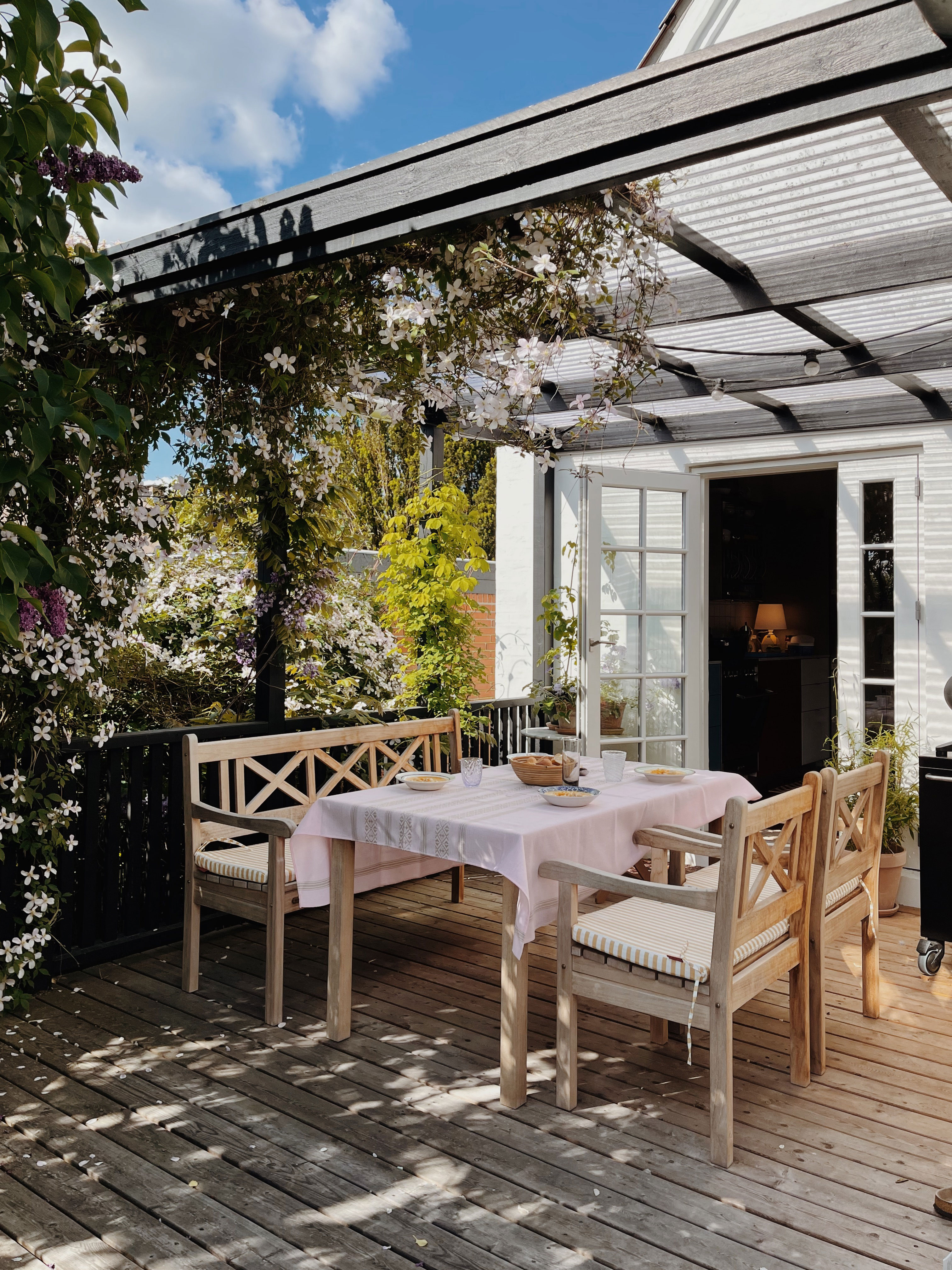 Om sommeren nyder Louise og familien alle deres aftenmåltider på deres skønne terrasse.
