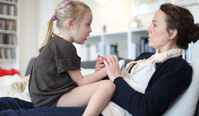 Det betyder utrolig meget for børns selvfølelse, hvordan vi taler med dem, mener psykolog Petra Krantz Lindgren, der har skrevet dette blogindlæg. Foto: Nimastock "Mor, når du skælder mig ud, har jeg svært ved at elske mig selv"