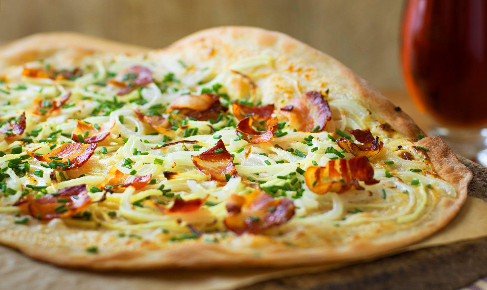 Let og lækker opskrift på flammkuchen, der ligner en pizza, men egentlig er en slags tærte. Flammkuchen opskrift