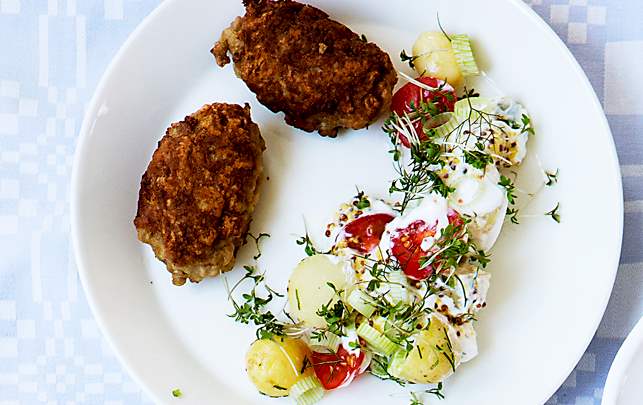 Frikadeller med sommerlig kartoffelsalat Opskrift på frikadeller med sommerlig kartoffelsalat