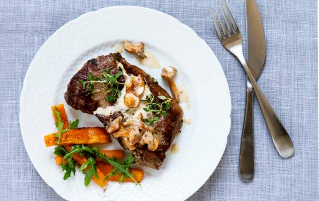 Entrecote med stuvede kantareller og rucola Opskrift på entrecote med stuvede kantareller og rucola