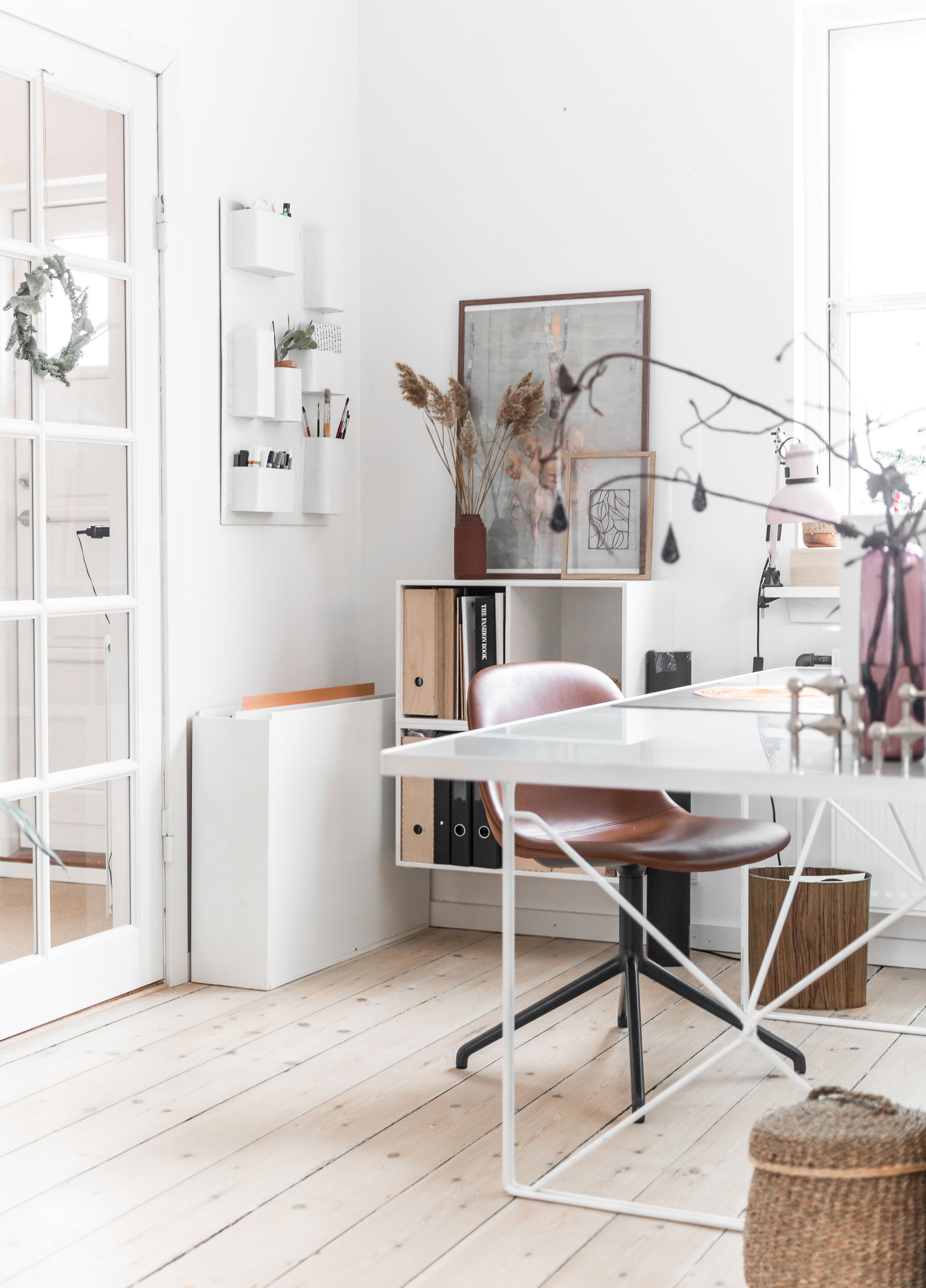 Skab hygge og julestemning som Christine, der pynter op med tørrede grene, levende lys og fine papirklip.