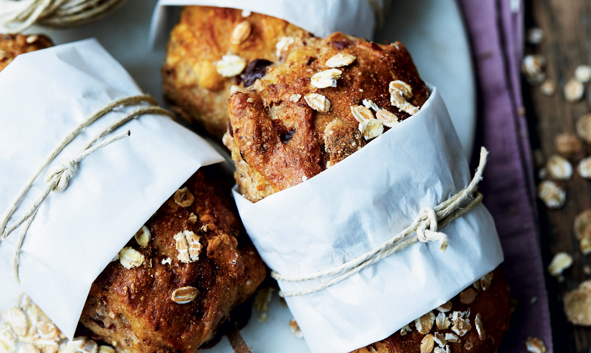 Myslibrød smager fantastisk, når det bages surdej! Små myslibar-surdejsbrød med chokolade