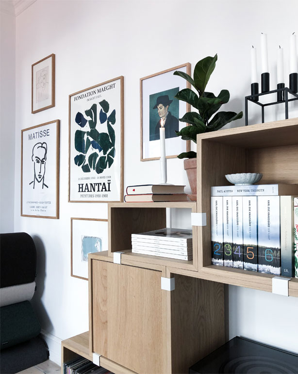 I hjørnet af stuen hænger en reol fra Muuto.