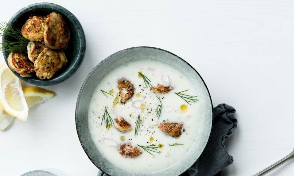 Opskrift på blomkålssuppe med sprøde crabcakes og friske krydderurter