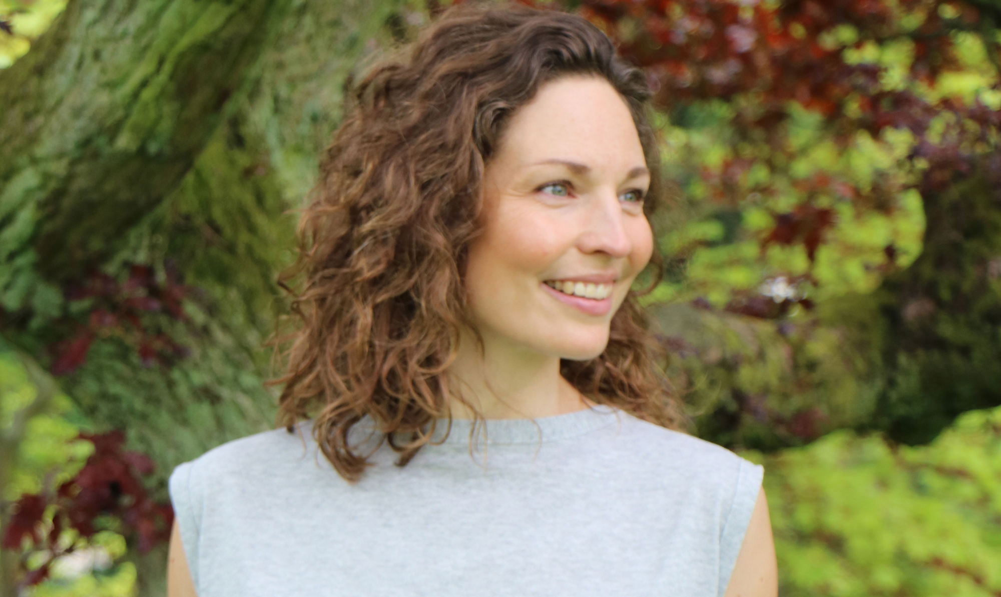 Yogalærer Susanne Lidang er aktuel med en ny bog, Yoga for ryg, skuldre og nakke. Susanne Lidang