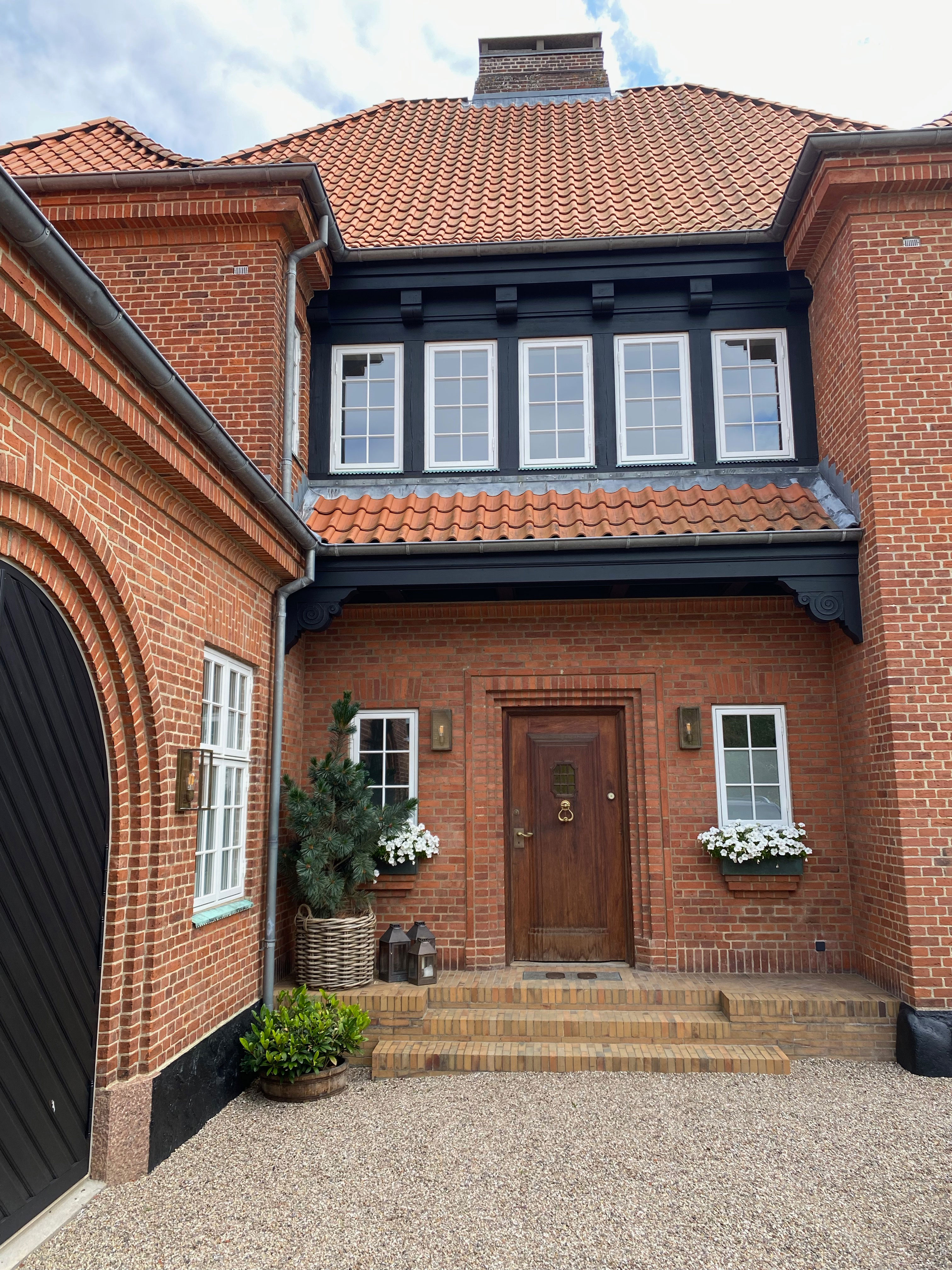 Huset er en gammel rødstensvilla på +600 kvadratmeter, der gemmer på mange smukke og finurlige detaljer, skjulte døre og endda et hemmeligt rum.
