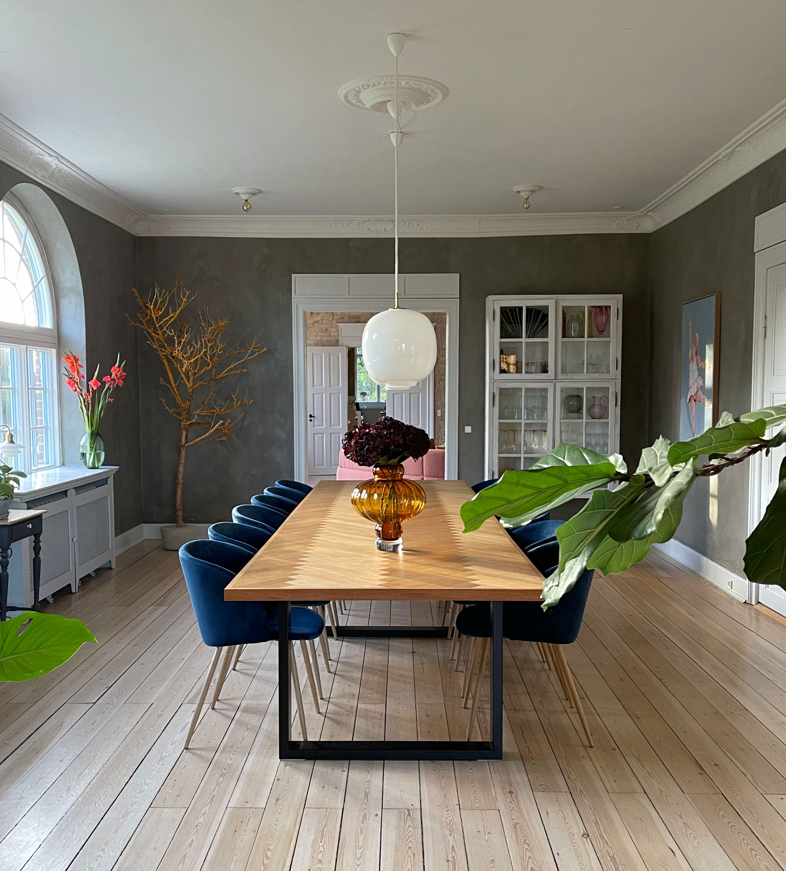 Stolene er fra Søstrene Grene og vasen er fra Louise Roe.