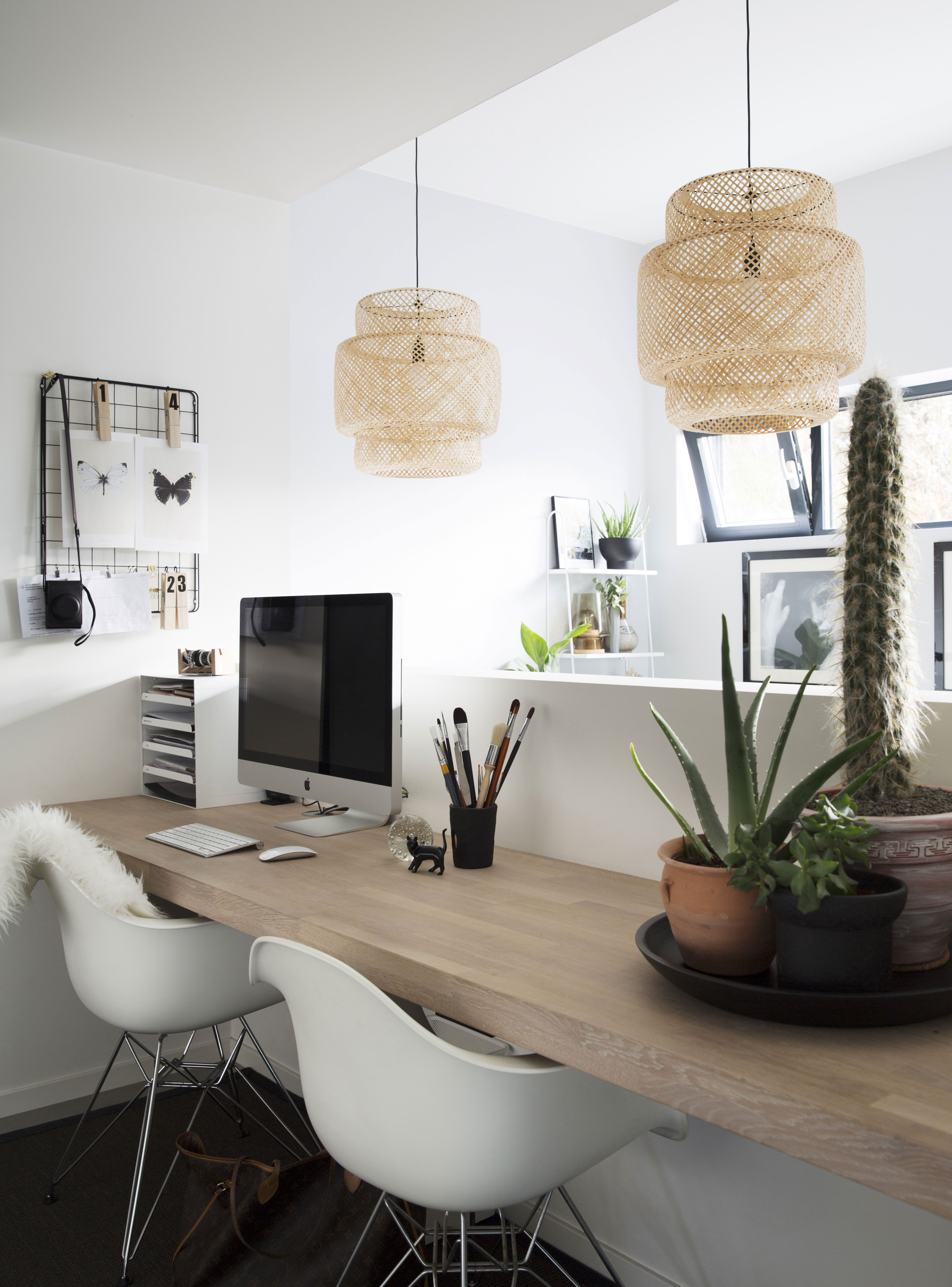Bordet er lavet af en bordplade i eg fra Kvik, der er magen til den i køkkenet. Lamperne er fra Ikea. Træklipsene er fra House Doctor. Stolene er Eames fra Paustian.