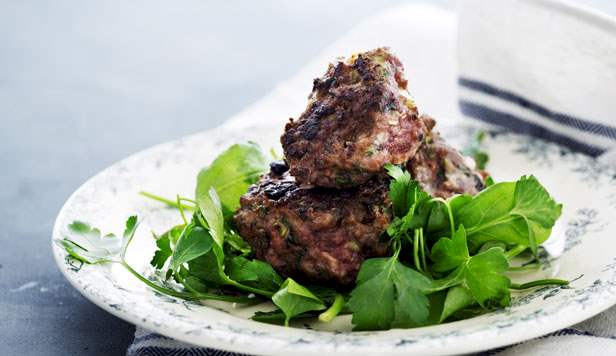 Lammefrikadeller med mynte Opskrift på lammefrikadeller med mynte