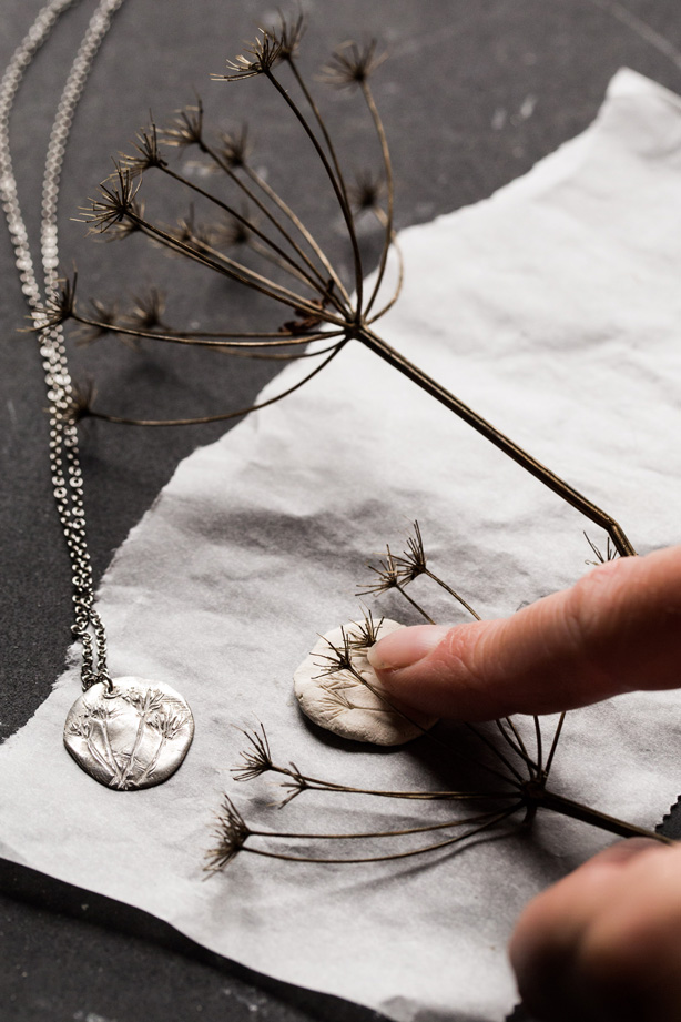 Derfor kunstner Mere DIY: Sådan laver du dine egne smukke sølvsmykker - ALT.dk
