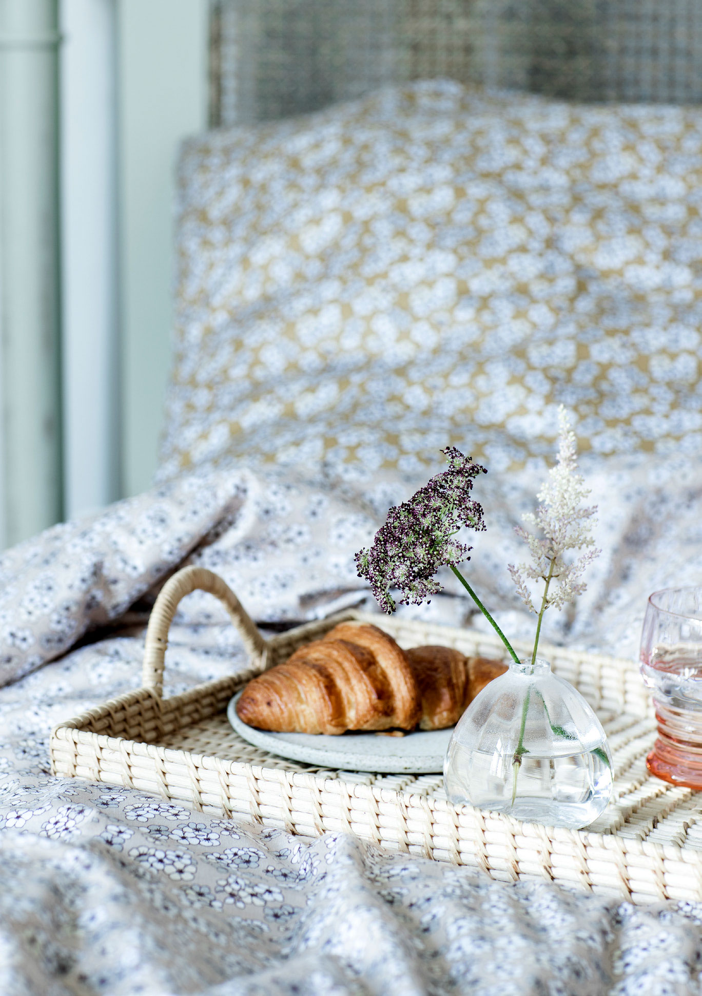 Det er dejligt at have god tid om morgenen og nyde en bid mad på sengen. Husk at sætte en vase med et par blomster på bakken, så bliver det særligt fint og indbydende.