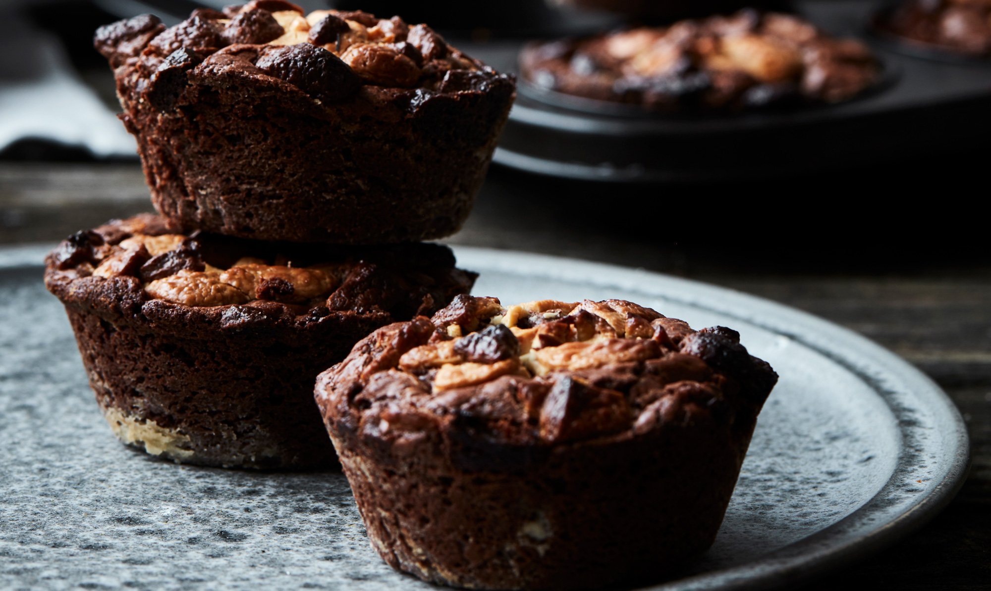 Tip: Du kan også bruge chokoladeknapper i stedet for hakket chokolade. Brownie muffins