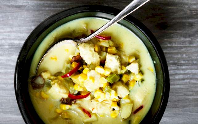 Majs-chowder - en skøn majssuppe med kylling og krydderier. Opskrift på majs-chowder