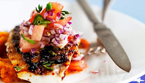 Grillet fisk med mos af sødekartofler og salsa Opskrift på grillet fisk med mos af sødekartofler og salsa