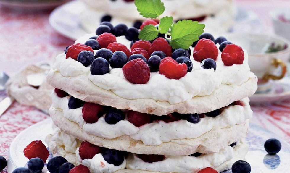 Marengslagkage med bær og chantillycreme. Marengslagkage med bær og chantillycreme
