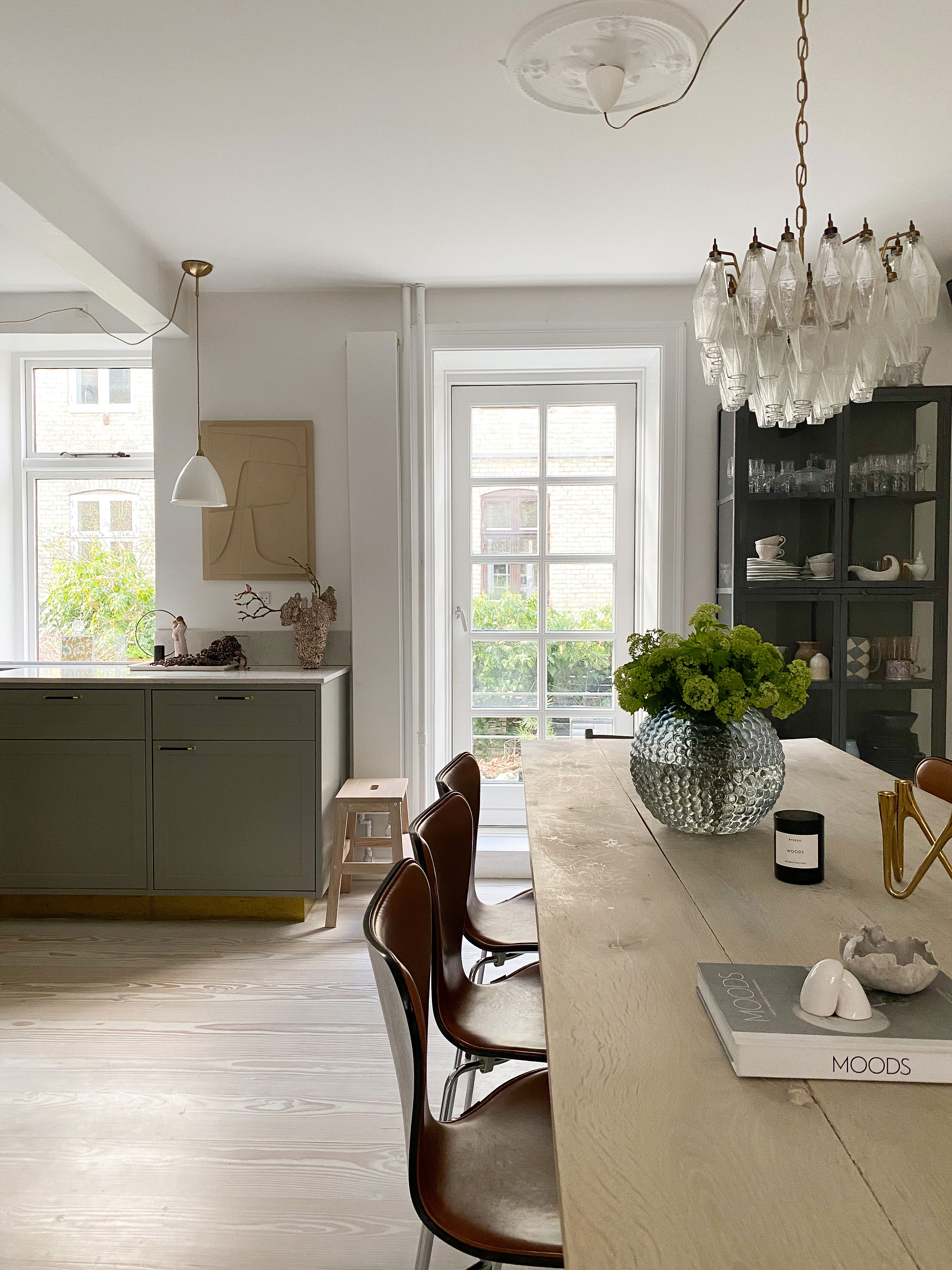 Køkkenalrummet er familiens samlingspunkt. Over spisebordet hænger en Murano vintage lampe.