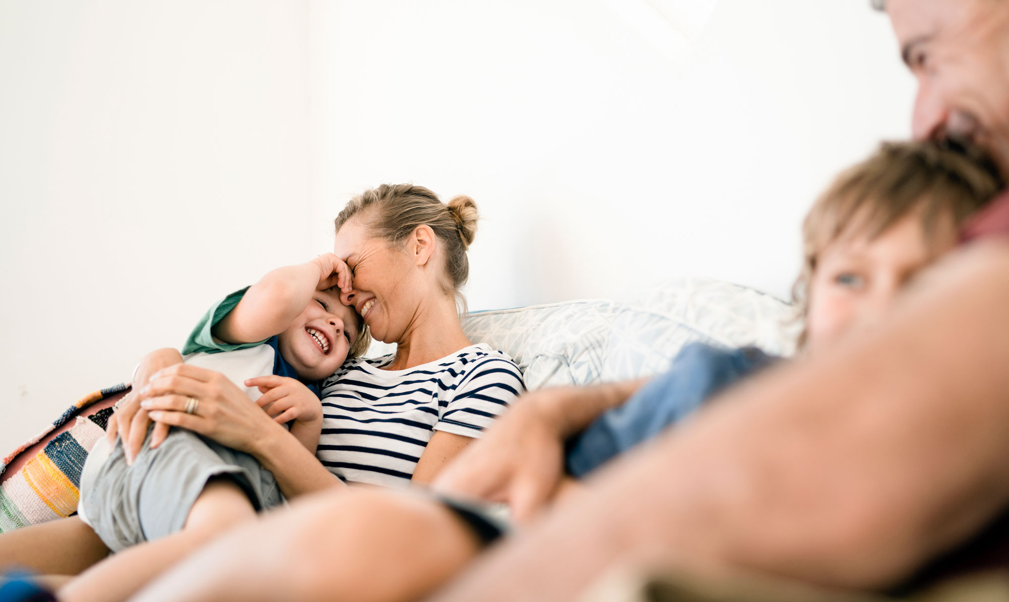 Undgå stress i hverdagen - bla. ved at sørge for at spise i god tid, så der er tid til at læse og hygge ved sengetid. 10 nemme råd: Mindre hverdags-stress og mere nærvær i familien