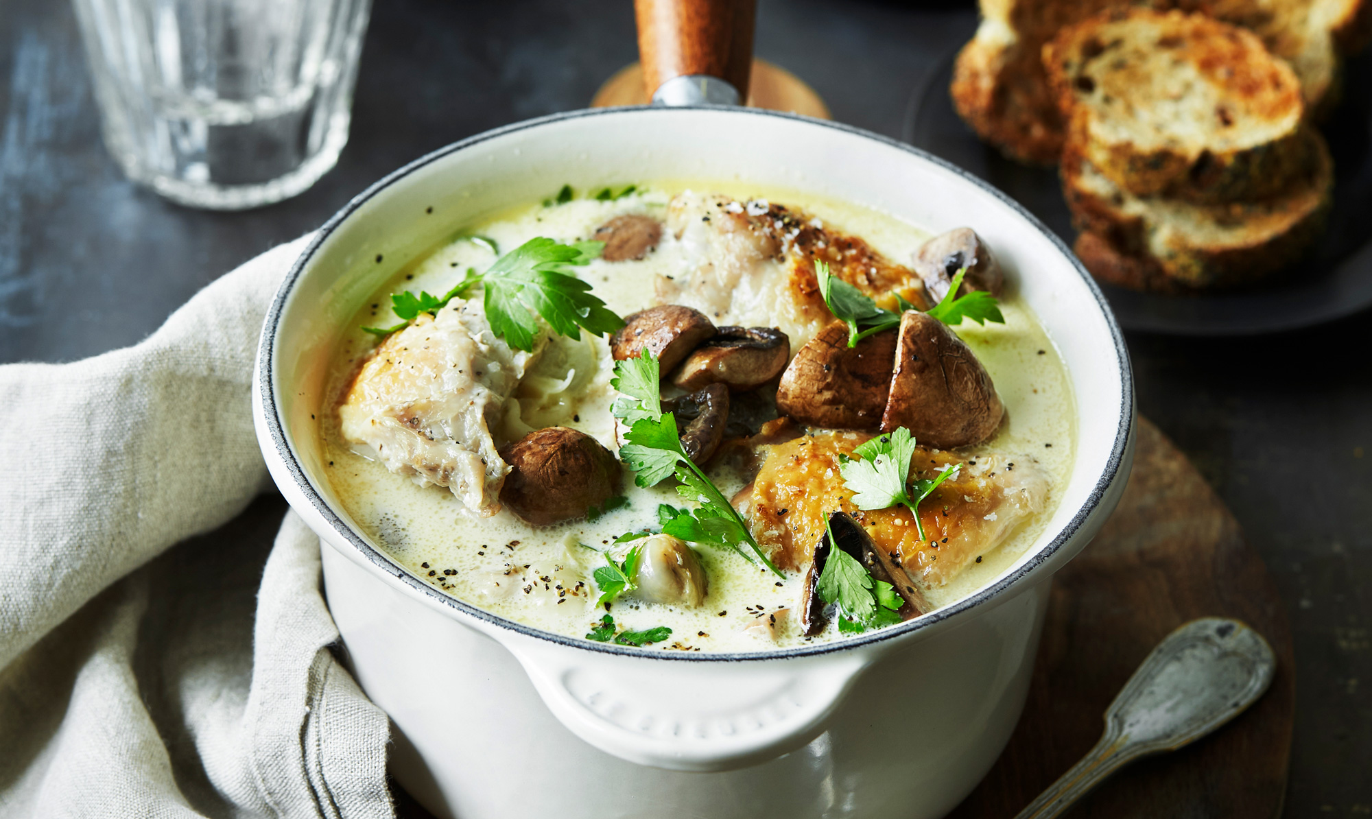 Efterår er lig med de lækreste simreretter. Skøn simremad: Coq au riesling