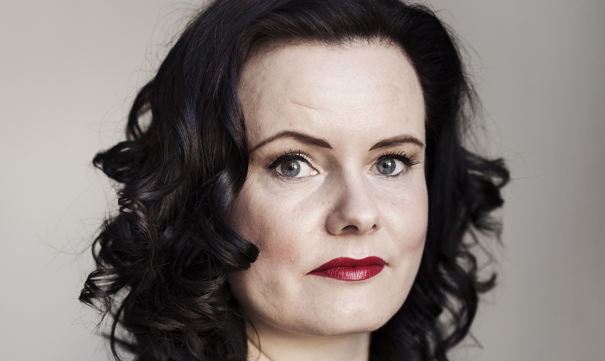 Den 44-årige forfatter Leonora Christina Skov fik sit gennembrud med den autofiktive roman "Den der lever stille", som hun vandt De Gyldne Laurbær for i 2019. Leonora Christina Skov
