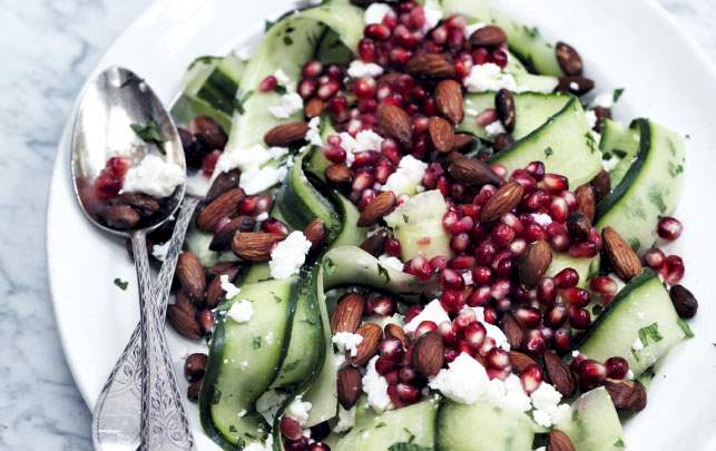 Agurkesalat med feta og granatæble Agurkesalat med feta og granatæble