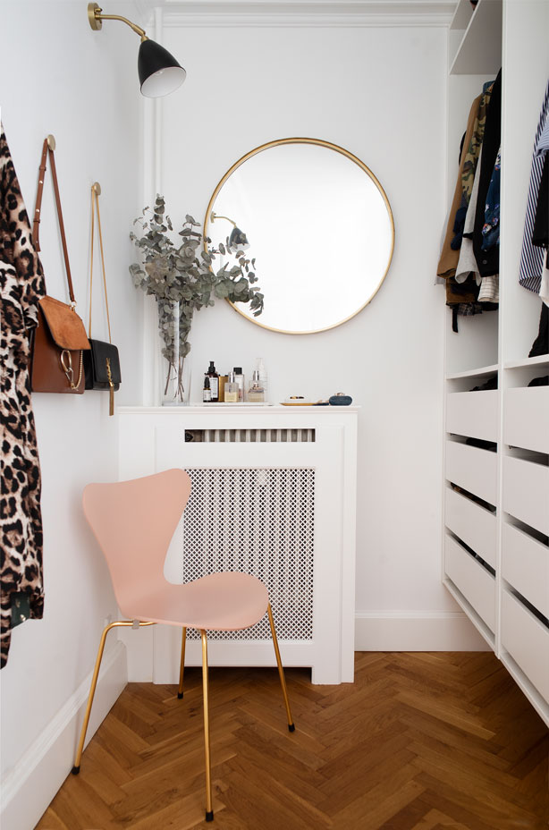 Parret har et walkincloset bestående af reolsystemer fra Ikea.