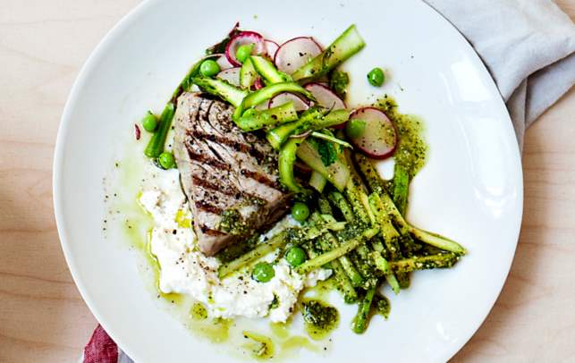 Grillet tun med sommersalat Opskrift på grillet tun med sommersalat