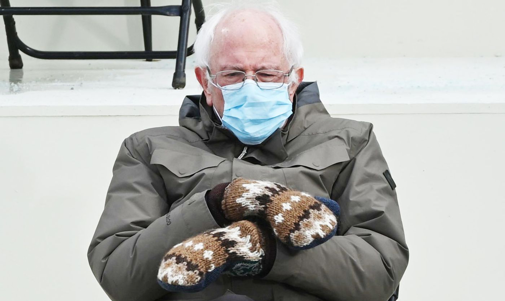 Med armene over kors og hænderne pakket godt ind i et par vamsede vanter sad den amerikanske senator Bernie Sanders og overværede Joe Biden overtage posten som USA's 46. præsident. Billedet af den 79-årige senator er siden gået viralt. bernie sanders iført vanter
