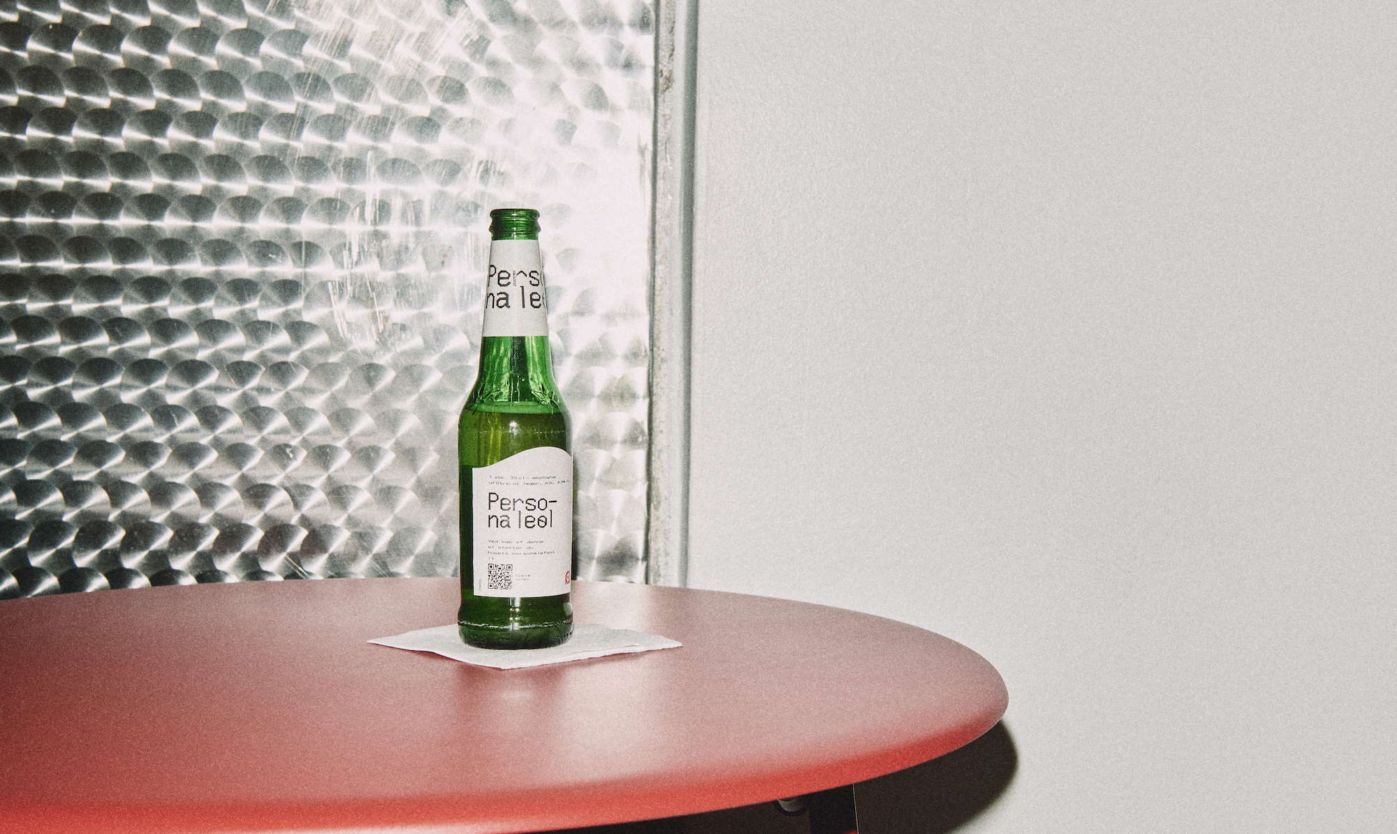 Royal Unibrew forærer 75.000 flasker 'Personaleøl' til en presset restaurationsbranche. Ny støtte-øl fra Royal hylder restaurationsbranchens tyndslidte helte