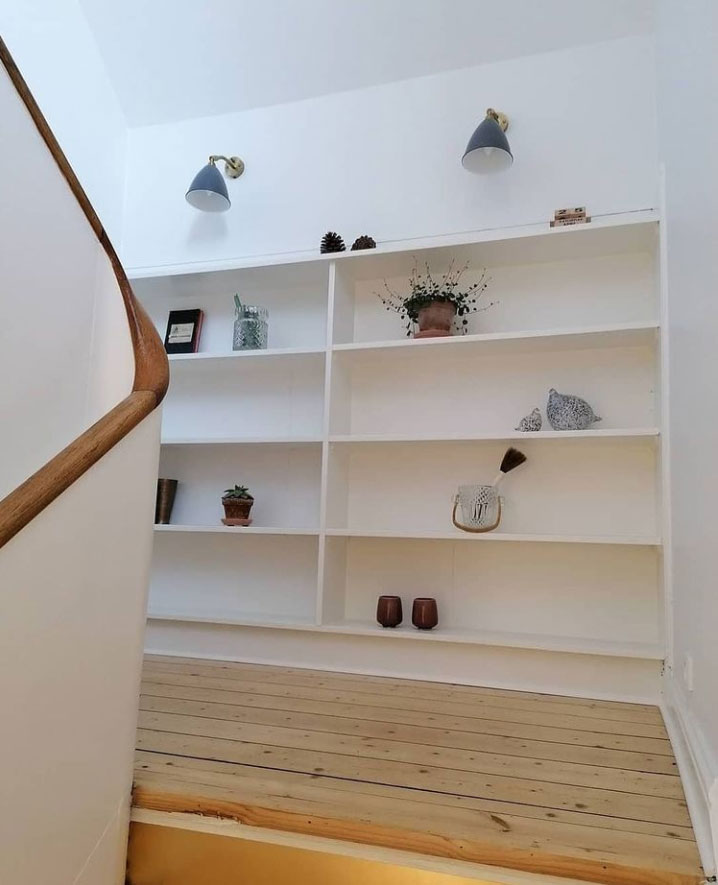 Fie elsker den fine gamle indbyggede reol på trappens repos.