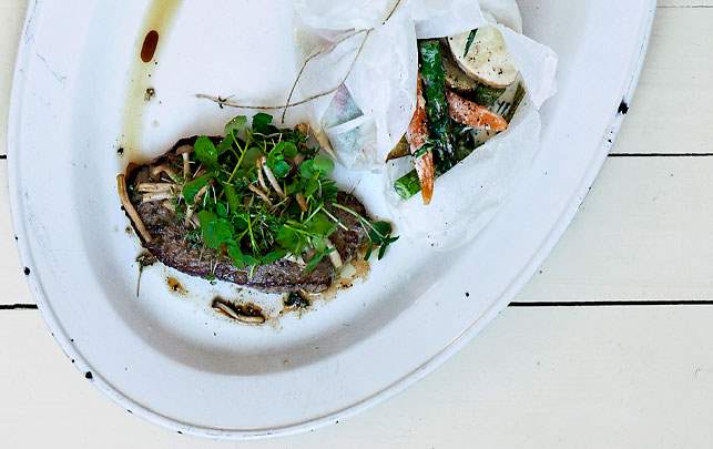 Steak med grøntpakker og svampe Opskrift på steak med grøntpakker og svampe