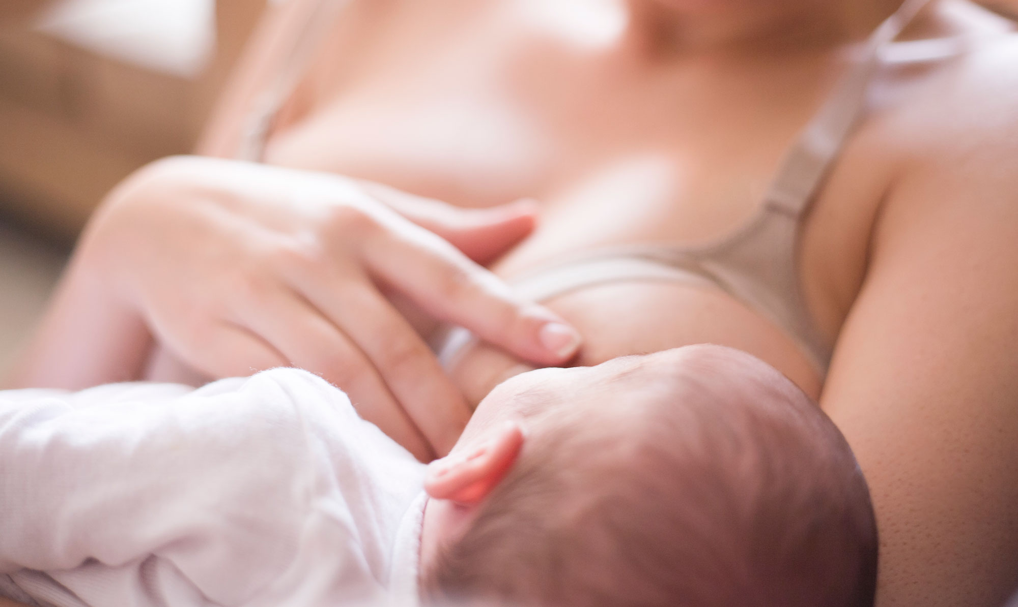 Det ultimative for at skabe en god amning er, at du lader baby være tæt, tæt på dig det meste af døgnet. Kom god i gang med amningen